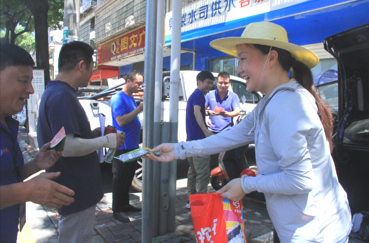 酷暑送清涼，關(guān)懷沁人心